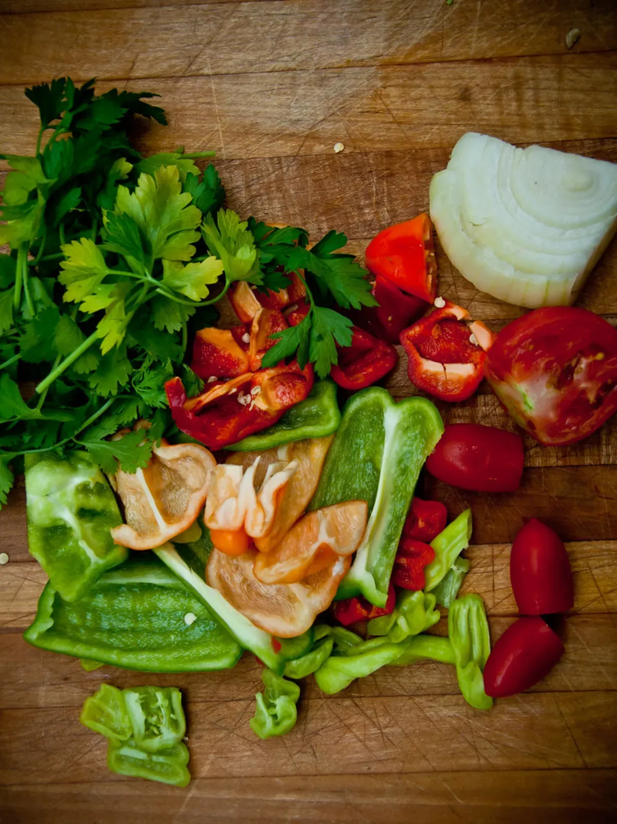 Piatto con cibo sano e verdure colorate, esempio di alimentazione per dimagrire