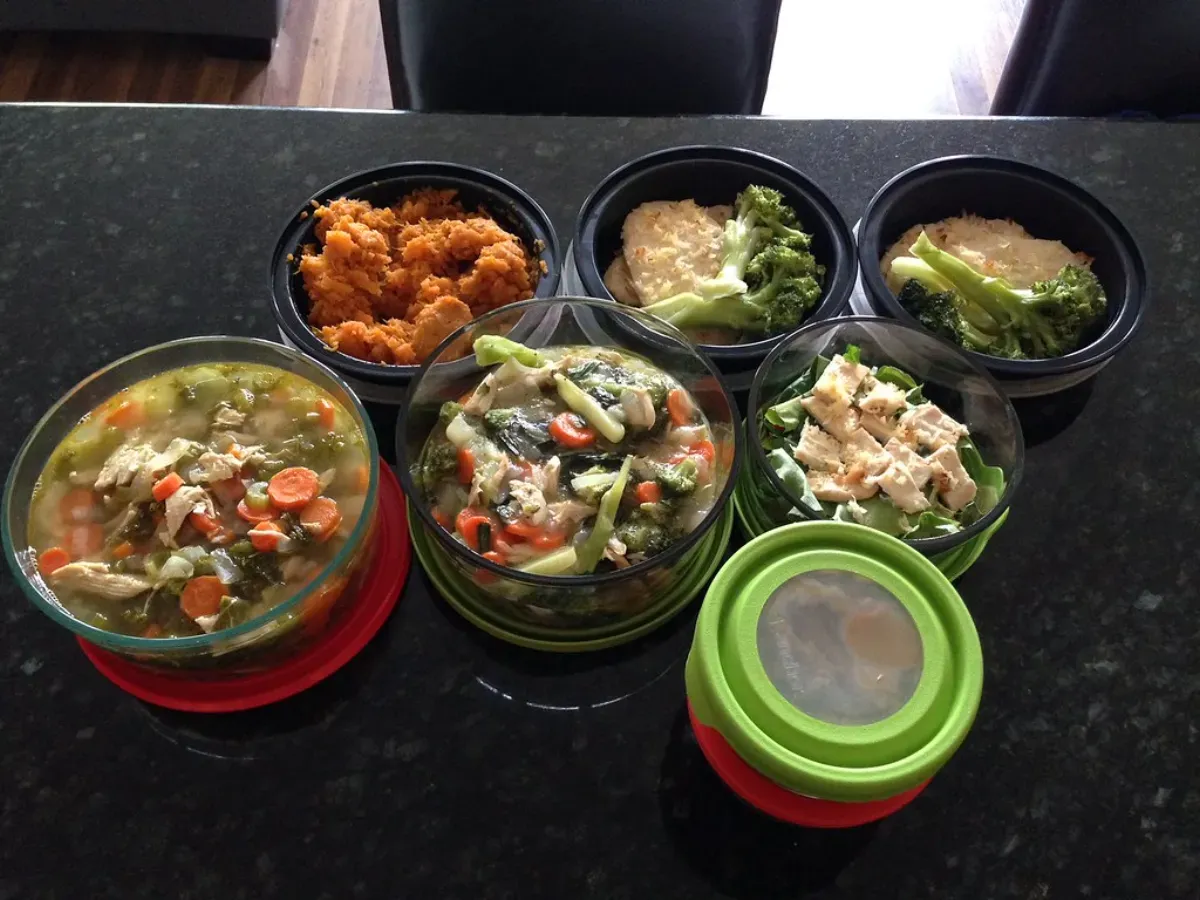 続けやすいダイエットのために前もって作り置きした食事の準備