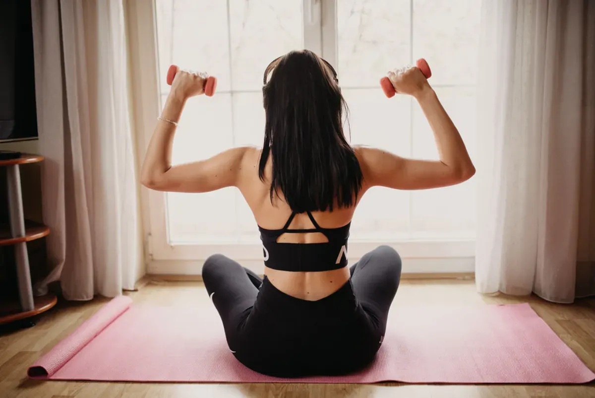 Donna durante un allenamento per i glutei su un tappetino a casa