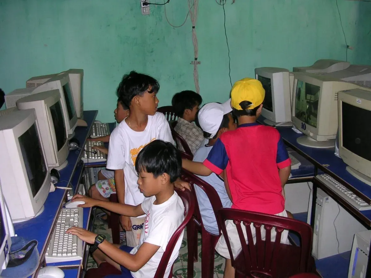 Kids at a row of old CRT computers, the era of Flash minigames