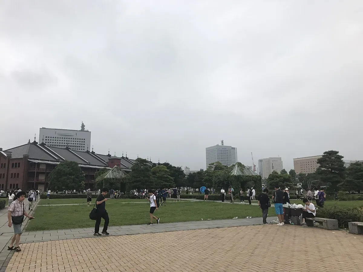 横浜・赤レンガパークでスマホを手に位置情報ゲームを遊ぶ人たち