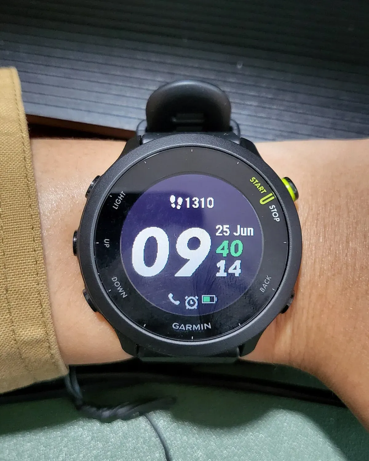 歩数「1310」が表示されたスマートウォッチを手首に着けた様子