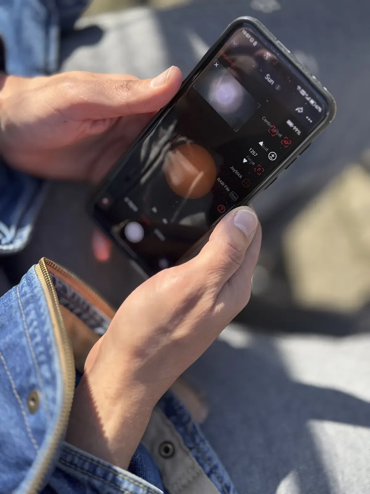 スマホで育成型の習慣化アプリを操作する手元