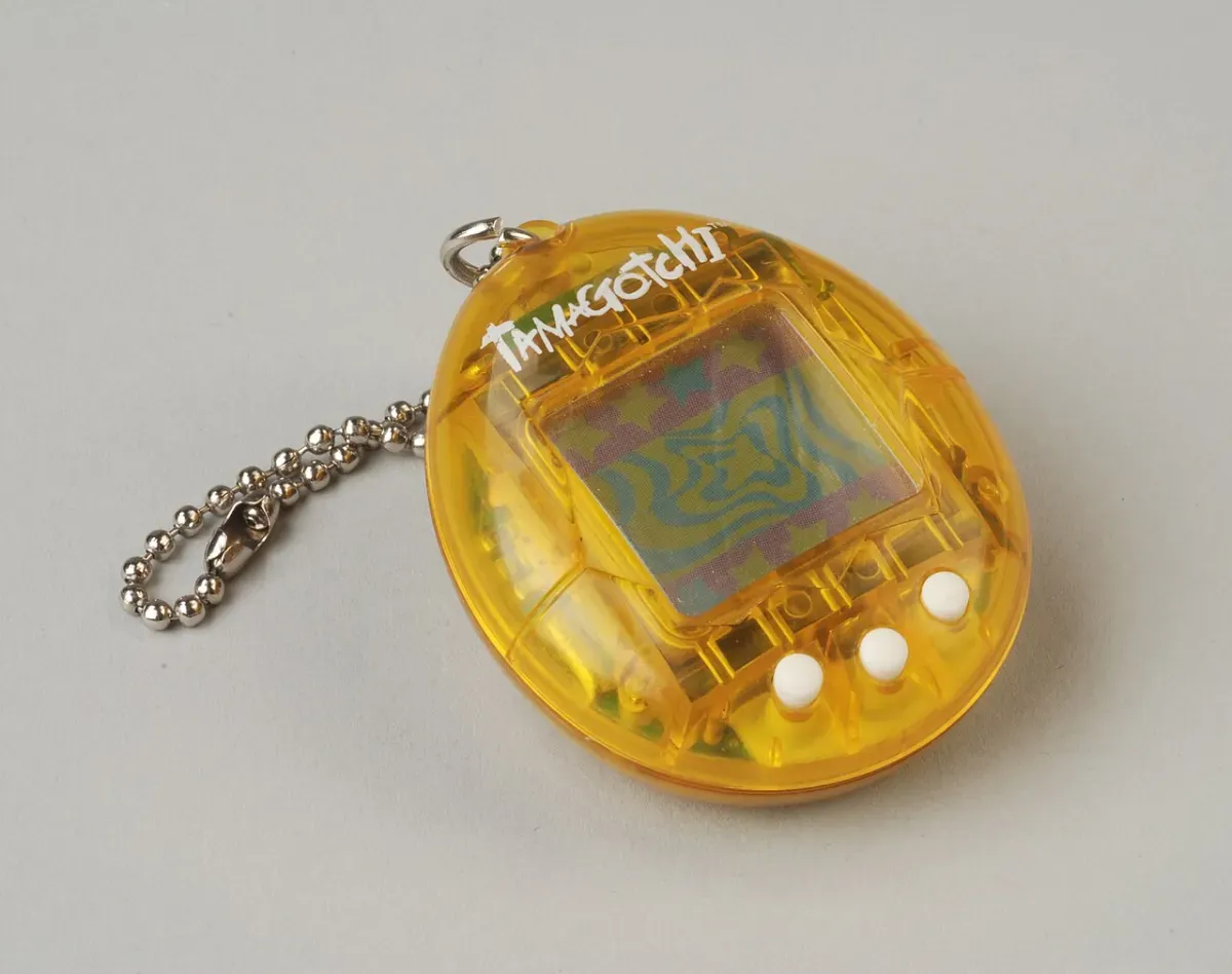 1997年製の黄色いたまごっち（ロッテルダム博物館所蔵）